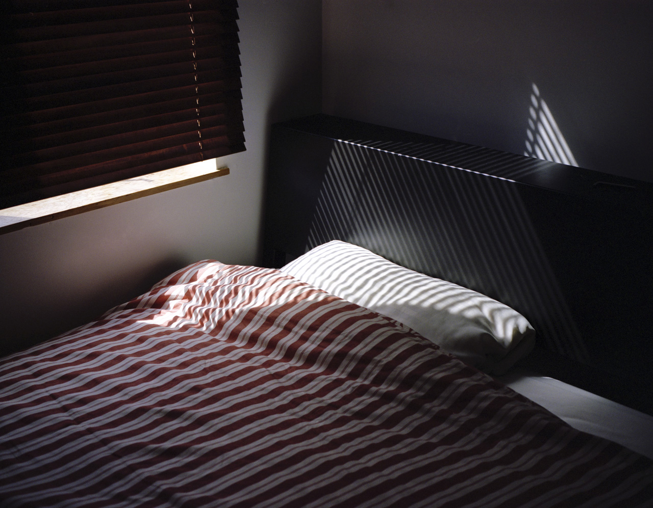 Сон эстетика. Кровать ночью. Кровать сверху. Кровать вид сверху. Кровать вечером.